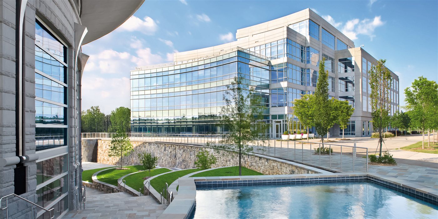 Landscaped commercial office property in Northern Virginia